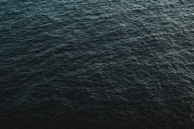 Akdeniz 'den gelen su üzerindeki ışık dalgaları