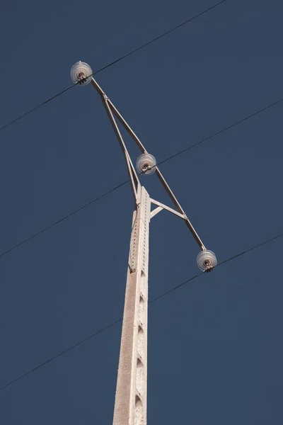 Mavi Gökyüzü Olan Elektrik Kulesinin Düşük Açılı Görüntüsü — Stok fotoğraf