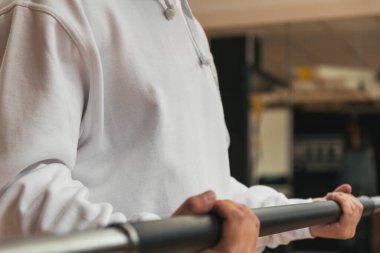 Spor salonunda ağırlık kaldıran adamın eşofman altı şablonu