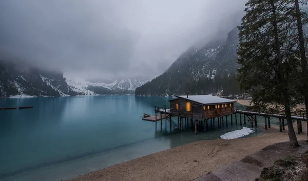 Bewölkter Himmel Mit Blauem Wassersee Schneeklippen Und Holzhütte Der Seebrücke — Stockfoto