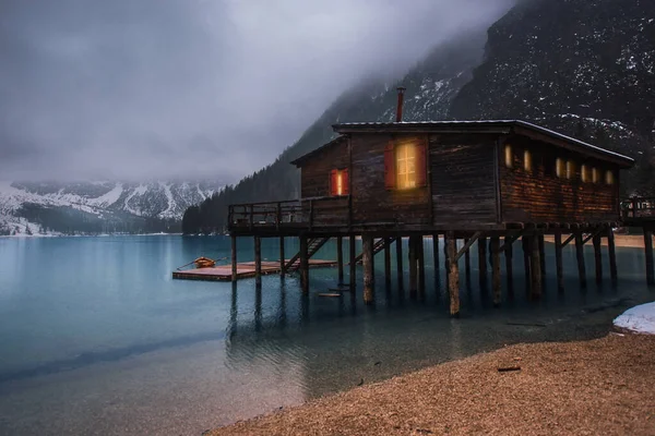 Bewölkter Himmel Mit Blauem Wassersee Schneeklippen Und Holzhütte Der Seebrücke — Stockfoto