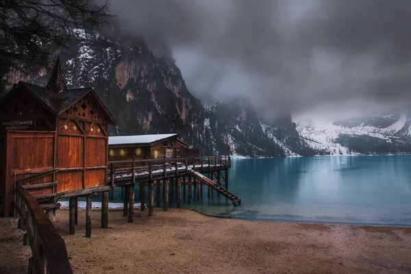 Cielo Nuvoloso Con Lago Azzurro Scogliere Innevate Cabina Legno Sul — Foto Stock