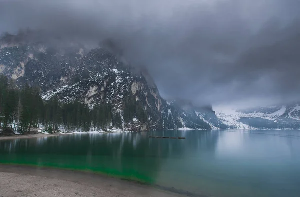 Cielo Nuvoloso Con Lago Azzurro Scogliere Innevate Lago Braies — Foto Stock