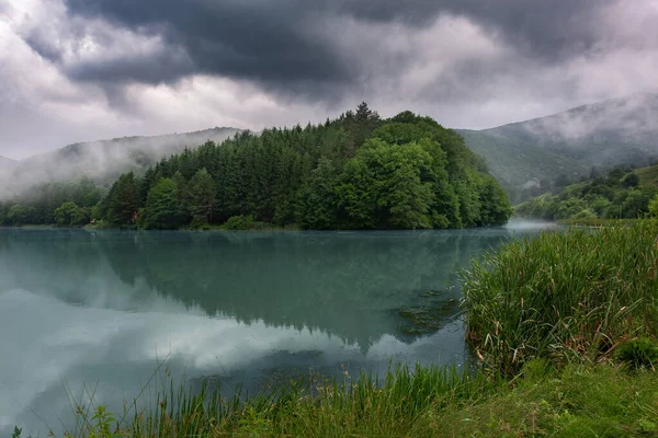 Bosque Verde Reflejado Lago Niebla Agua Los Árboles Nubes Cielo — Foto de Stock