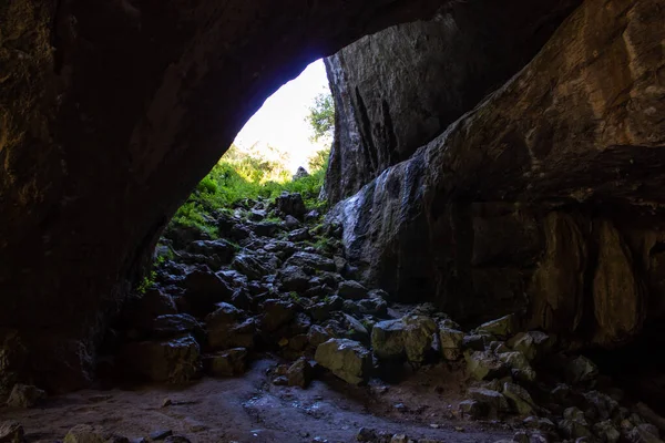 바위로 동굴로 들어가는 — 스톡 사진