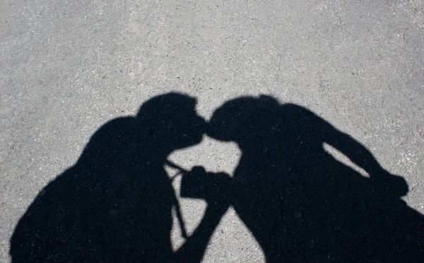 Egy Pár Csókolózik Napfény Alatt Árnyék Sziluettek — Stock Fotó