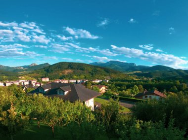 Şehir manzaralı güzel manzara ve bulutlu gökyüzü olan dağlar.