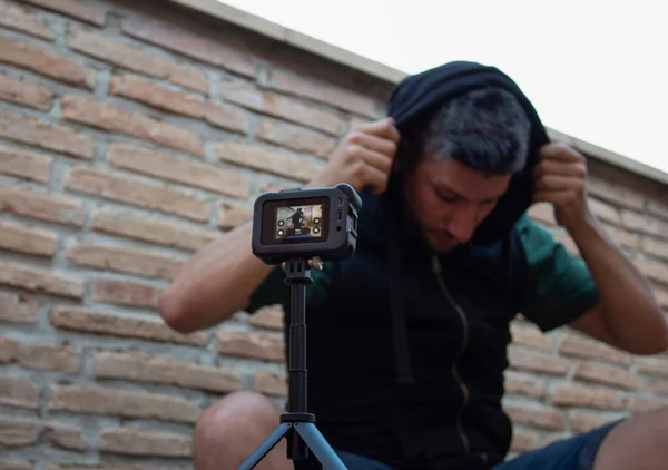 Социальные Сети Используют Камеру Создания Контента Мужчина Снимает Видео Себе — стоковое фото