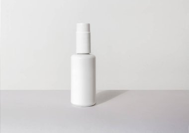 Beyaz arkaplanda kozmetik ürünleri için bir beyaz sprey kutusu