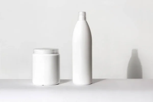 Beyaz Arka Planda Büyük Beyaz Şişeler Kozmetik Ürünleri Konteynırı — Stok fotoğraf
