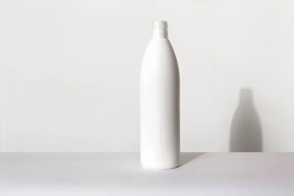 一个白色大瓶子 用于白色底色的化妆品 — 图库照片