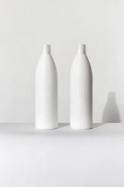 两个白色大瓶子 白色背景的化妆品 — 图库照片
