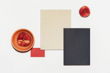 kimlik beyaz kağıt klasör şeftali ve doğa beyaz arkaplan üzerinde ayarlanır