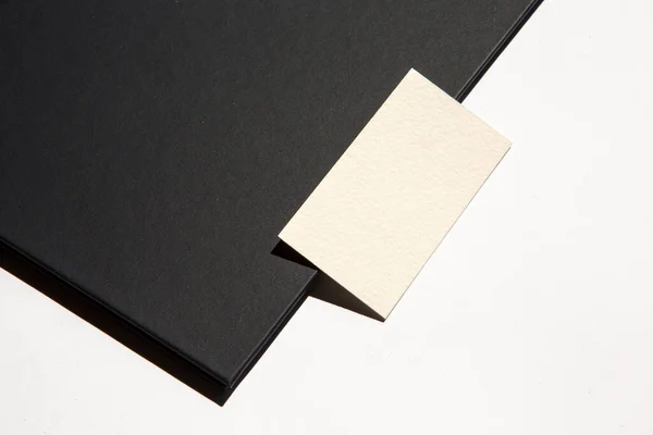 ブラックフォルダとホワイトバックのホワイトビジネスカード — ストック写真