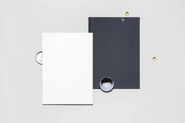 白い背景にドロップとビー玉のある白い紙の灰色のフォルダ — ストック写真