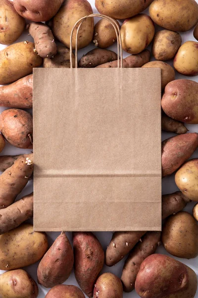 Kahverengi eko kağıt torba. Patates yatağında erzak almak için.
