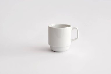 flüt turuncu bardak, güneşin altında uzun gölgeler.