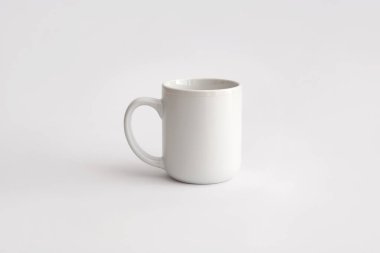 flüt turuncu bardak, güneşin altında uzun gölgeler.