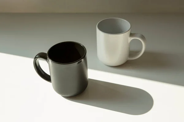 Tazas Dos Tazas Taza Blanca Taza Negra Blanco Negro Tazas — Foto de Stock