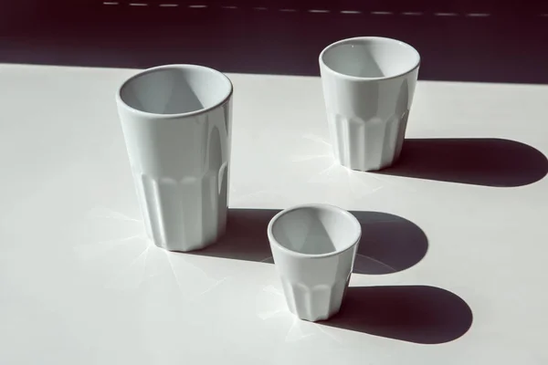 三个杯子 白色杯子 没有把手的杯子 推销杯 推销杯 咖啡杯 咖啡杯 咖啡杯 大杯子 模拟杯 — 图库照片