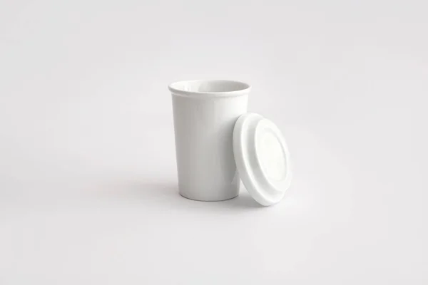 白色杯子 没有手柄的杯子 推销杯 有瓶盖的杯子 有瓶盖的茶杯 模拟茶杯 模型茶杯 白色背景茶杯 与白色 柔和的灯光 — 图库照片