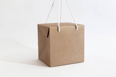 Kahverengi paket kağıdı ve kutu.