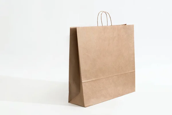 褐色纸袋 牛皮纸袋 大的水平纸袋 生态纸袋 白色背景 孤立于白色 无品牌 无品牌 购物袋 — 图库照片