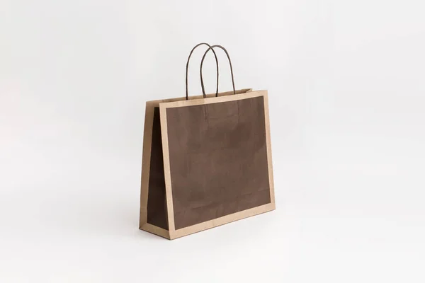 茶色の紙袋 クラフト クラフト紙袋 白の背景 白で隔離された ショッピング エコ紙袋 ショッピングバッグ ブランドなし ブランドなし — ストック写真