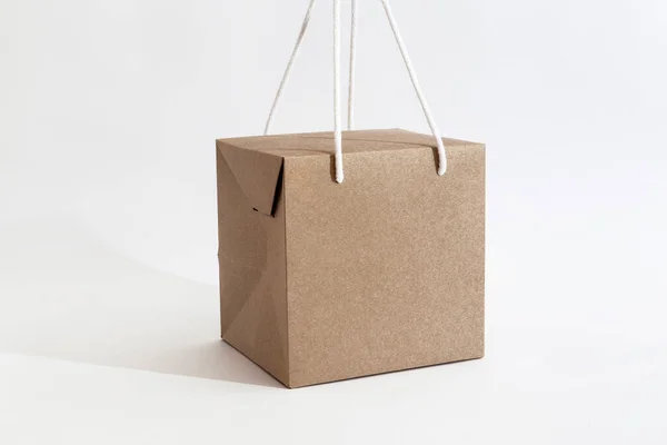 Kahverengi paket kağıdı ve kutu.