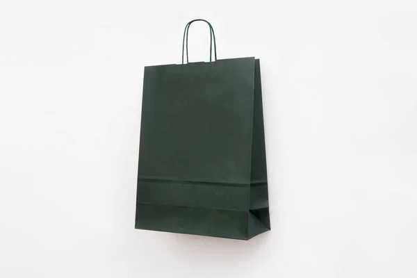 濃い緑色の紙袋の買い物客 — ストック写真