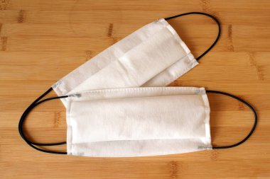 Coronavirus tıbbi maskesi. Ahşap bir arka planda koruyucu yüz maskesi.