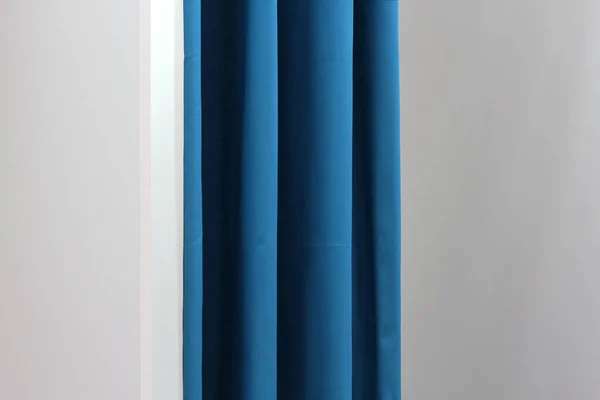 白い背景に青いカーテン 青い布の抽象的背景 — ストック写真