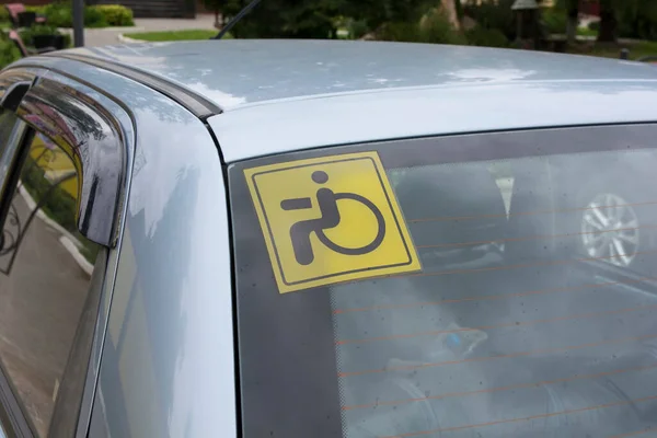Hinweisschild Behinderte Fährt Auto Gegen Autoscheibe — Stockfoto