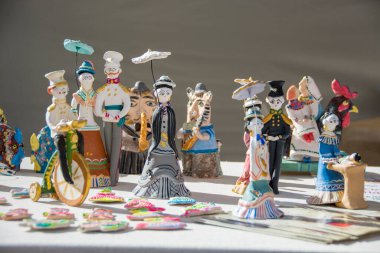 08.27.2016. Tula, Rusya. Masada eski takım elbiseli Clay oyuncakları var. Yazı.