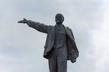 20.07.2020 Bogoroditsk. - Rusya. Gökyüzünün arka planında Lenin 'in eski anıtı. Yazı.