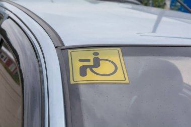 bilgi işareti engelli kişi araba kullanıyor