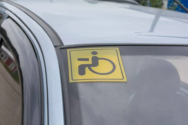 Hinweisschild Behinderte Fährt Auto — Stockfoto