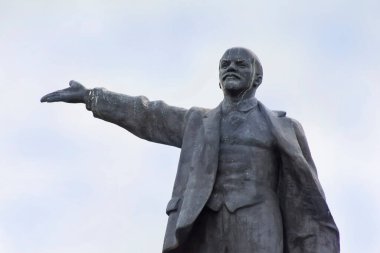 20.07.2020 Bogoroditsk. - Rusya. Gökyüzünün arka planında Lenin 'in eski anıtı. Yazı.
