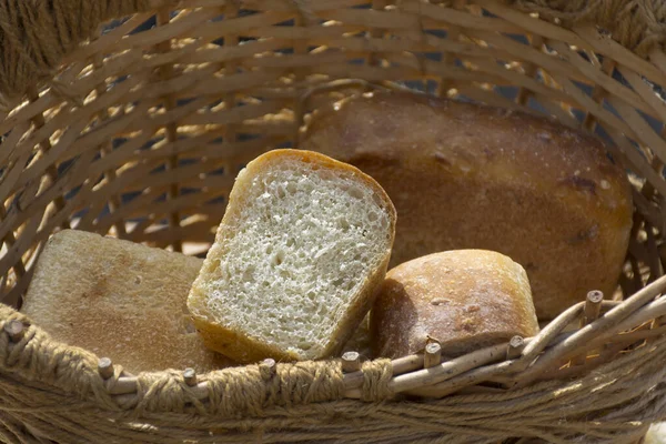 Кусок Белого Хлеба Лежит Плетеной Корзине — стоковое фото