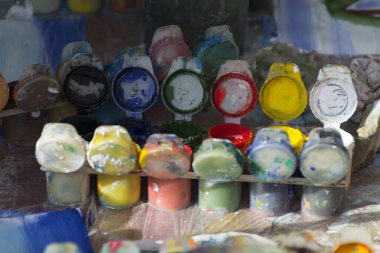 Plastik kavanozlarda suluboya boya boya seti