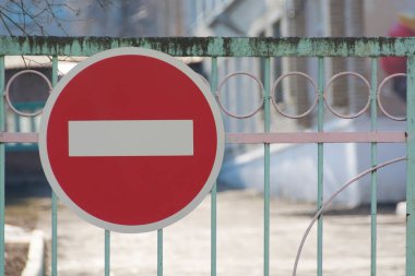 Çitteki trafik işareti