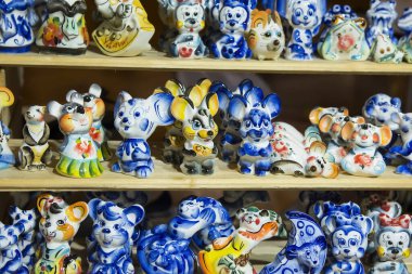 Tula, Rusya, 04. 01 numara. 2020 yılı. Rafta fare şeklinde oyuncaklar var. Editör.