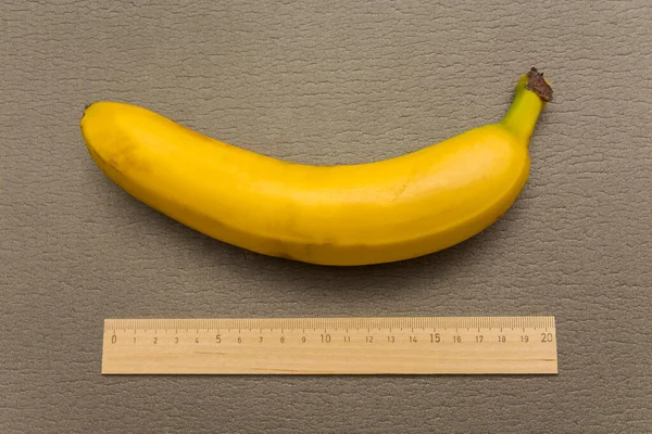 Жовтий Стиглий Банан Великого Розміру Сірому Фоні — стокове фото