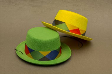 Farklı renklerde iki sirk takkesi.