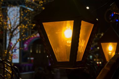 Gece gökyüzüne karşı sokak lambası