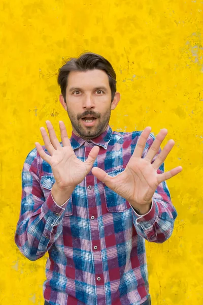 Man Med Skägg Gammal Gul Bakgrund Öppnade Munnen Rädsla — Stockfoto