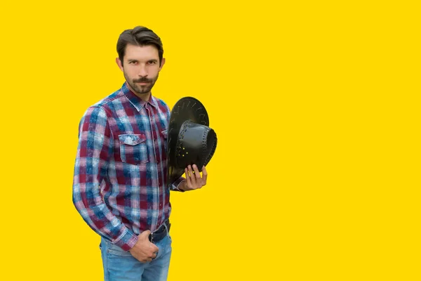 Ung Cowboy Med Mustasch Och Skägg Gul Bakgrund — Stockfoto