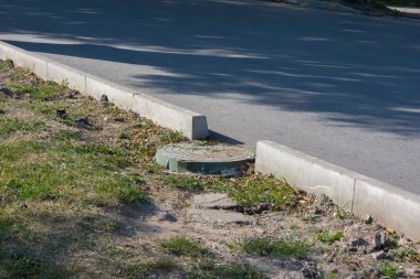 Sokak kaldırımları arasında ıssız bir rögar.