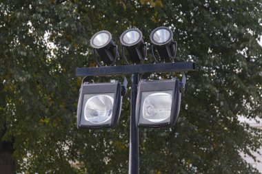 Değişik şekillerde siyah sokak lambaları