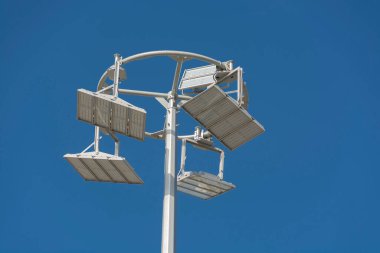 Mavi gökyüzüne karşı ekonomik LED ışıkları olan sütun